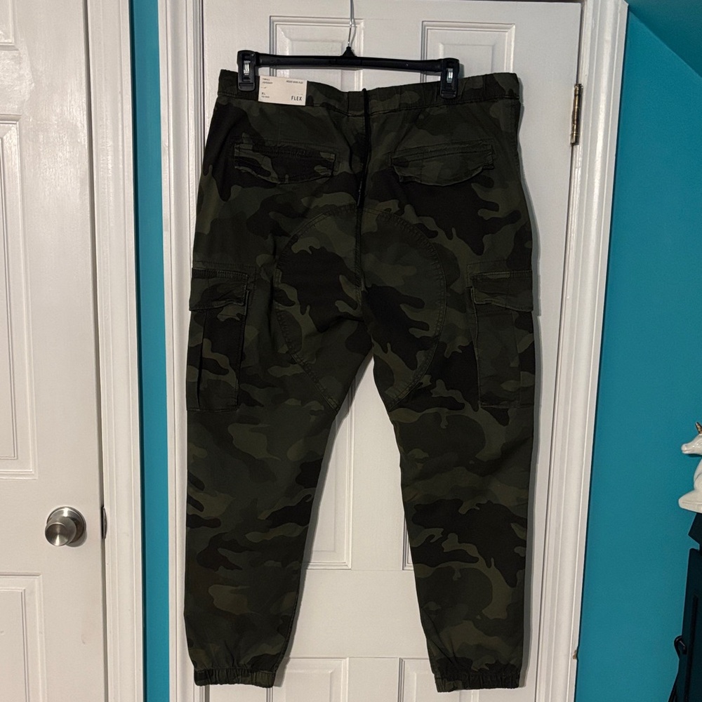 American Eagle Outfitters Green Camo Cargo Pants